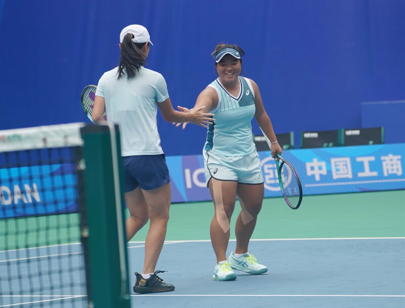 台灣網球女雙組合梁恩碩（右）、吳芳嫺（左）5日在世大運網球女雙決賽擊敗中國組合，拿下金牌。（大專體總提供）