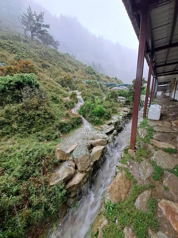 原定6日開放的嘉明湖國家步道，因山區持續下雨，延長封閉至8日，已預約2山屋住宿山友接受全額退費。圖為嘉明湖山屋前因雨水造成水流。（林業署台東分署提供）中央社記者盧太城台東傳真  112年8月5日