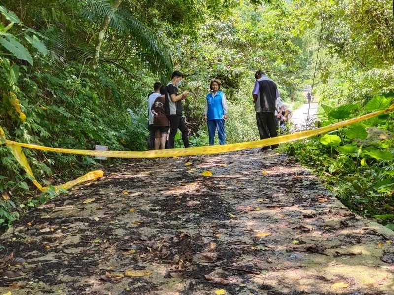 苗栗縣獅潭鄉一處偏僻農路旁6日有民眾發現可疑車輛，警方獲報立即到場調查，研判車內1家5口已死亡5天，初步排除外力介入。（民眾提供）中央社記者魯鋼駿傳真  112年8月6日