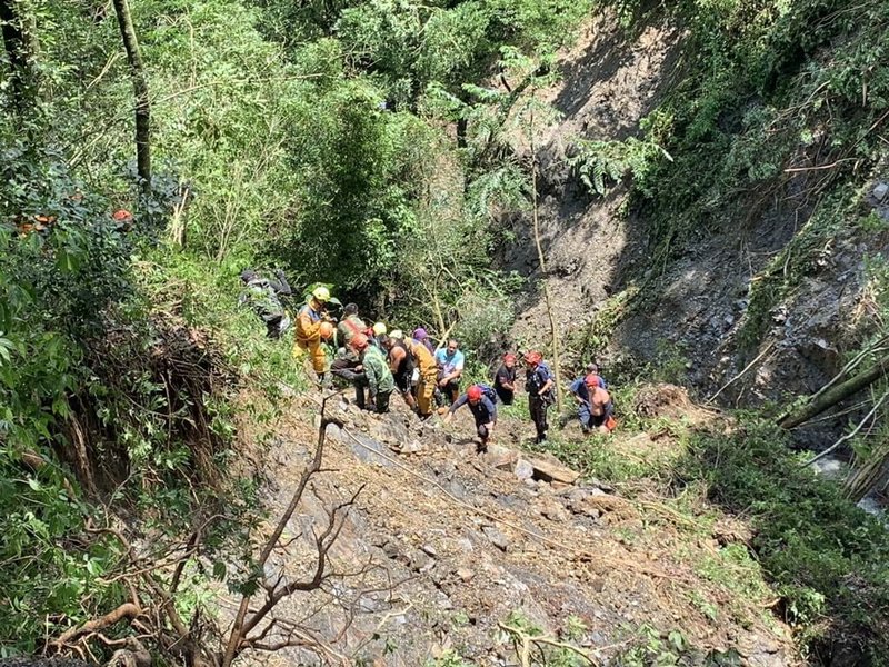 受颱風外圍環流影響，南投縣仁愛鄉降下大雨發生土石流，精英村1名林姓農民外出巡田失聯，搜救人員6日上午尋獲林姓農民遺體。圖為搜救人員在山區搜尋情形。（民眾提供）中央社記者吳哲豪傳真 112年8月6日