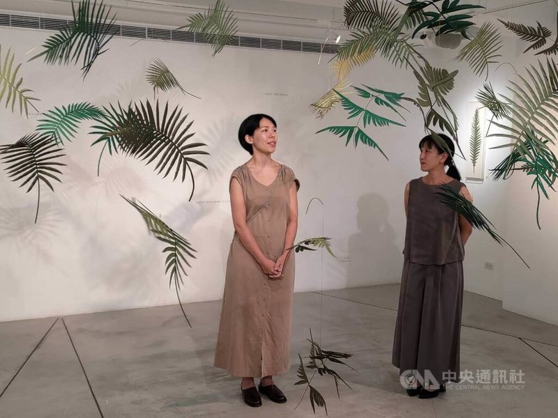 藝術家楊雅婷（左）5日起在台北市中山區展出台灣蕨類剪紙作品，複合式藝文空間「雄獅星空Link Lion」經理洪淨馨（右）也出席開幕茶會。中央社記者王寶兒攝  112年8月6日