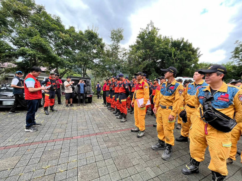 受颱風卡努外圍環流影響，南投縣仁愛鄉豪雨釀多人受困。內政部消防署6日表示，清晨已派遣6車15名特搜人員、1隻搜救犬及各式搜救和後勤裝備器材馳援。（消防署提供）中央社記者黃麗芸傳真 112年8月6日