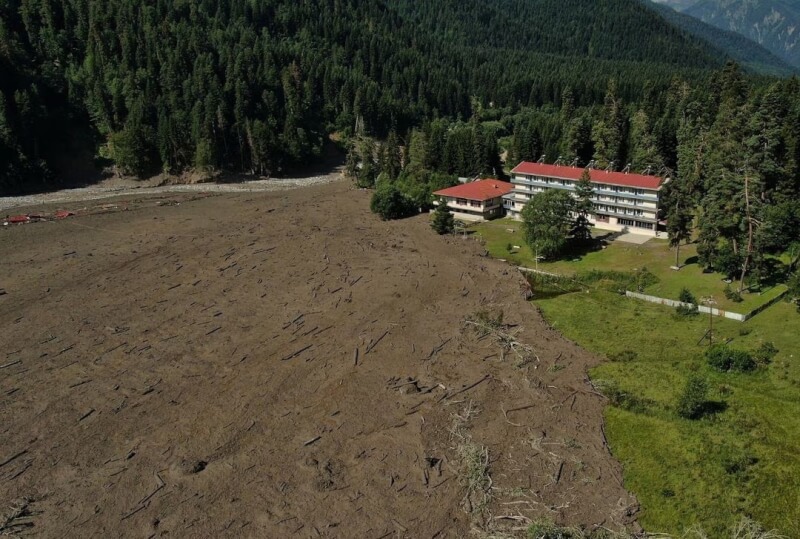 喬治亞官員西北部度假小鎮4日遭土石流襲擊，至少16人死亡、數十人失蹤。（路透社）