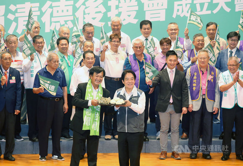 民進黨總統參選人賴清德（前右）6日下午在台北出席「全國台南旅外鄉親賴清德後援會」成立大會，並獲贈寓意「包中」的包子及粽子。中央社記者郭日曉攝　112年8月6日