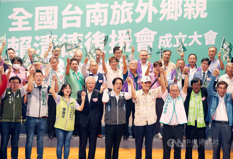 民進黨總統參選人賴清德（前中）6日下午在台北出席「全國台南旅外鄉親賴清德後援會」成立大會，與前台南縣長陳唐山（前右4）、醫師吳樹民（前左4）等人攜手齊呼口號。中央社記者郭日曉攝  112年8月6日