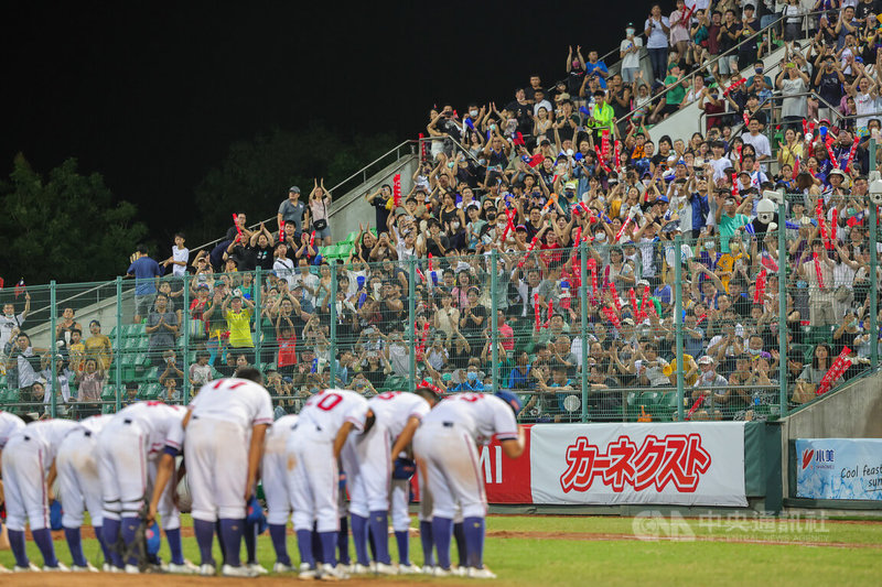 2023第7屆U12世界盃棒球賽台灣隊6日在台南與美國爭冠，台灣終場以4比10吞敗、拿下亞軍，小將們賽後難過落淚，向觀眾席球迷鞠躬致意。中央社記者裴禛攝 112年8月6日