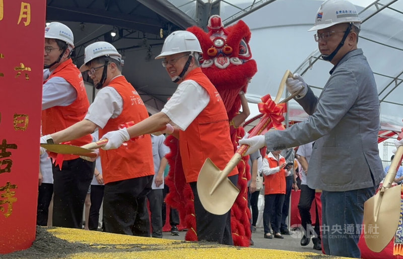 台中港填方區新建海堤工程6日動土，行政院長陳建仁（左3）、立法院副院長蔡其昌（右1）等人持金鏟進行動土儀式，預祝工程圓滿順利。中央社記者趙麗妍攝  112年8月6日