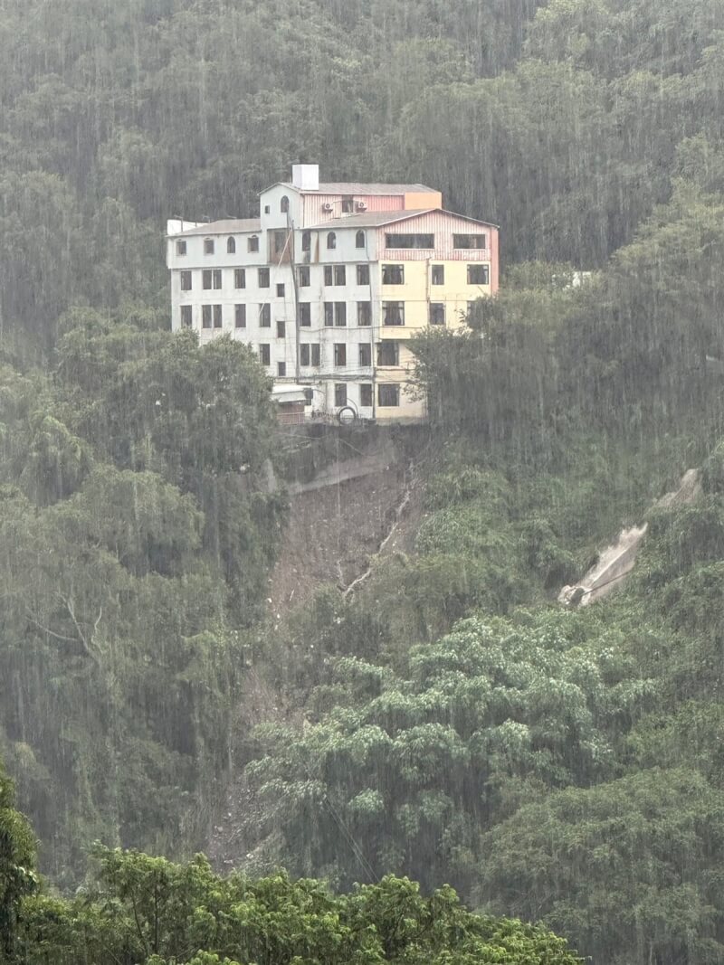 暴雨4日轟炸南投縣仁愛鄉，其中廬山溫泉區麗來溫泉飯店（圖）地基掏空流失，有倒塌風險。（仁愛鄉公所提供）