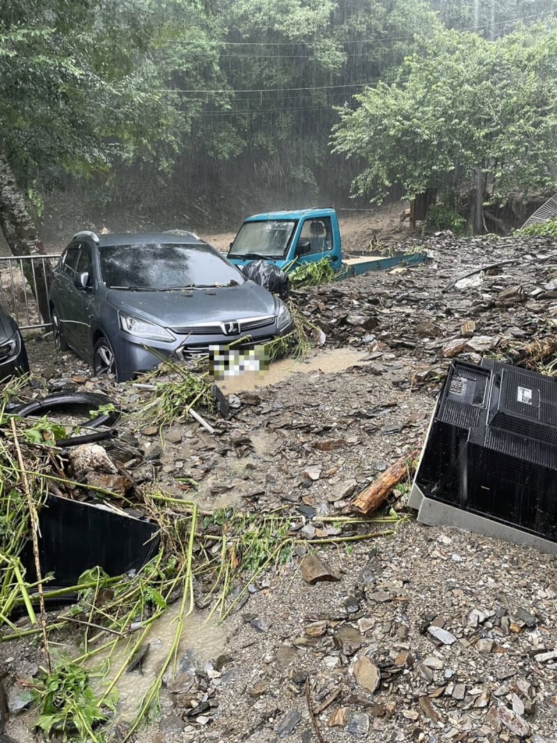 南投縣仁愛鄉大雨造成多處道路坍方、出現泥流，都達村甚至有汽車遭土石流掩埋半個車身。（民眾提供）