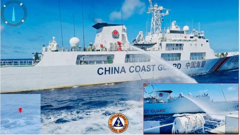 菲律賓政府6日指控中國海警5日在南海危險操縱船隻並向菲律賓補給船發射水砲，使菲國船隻無法完成對仁愛暗沙的補給任務。（菲律賓海巡隊提供）中央社記者陳妍君馬尼拉傳真 112年8月6日
