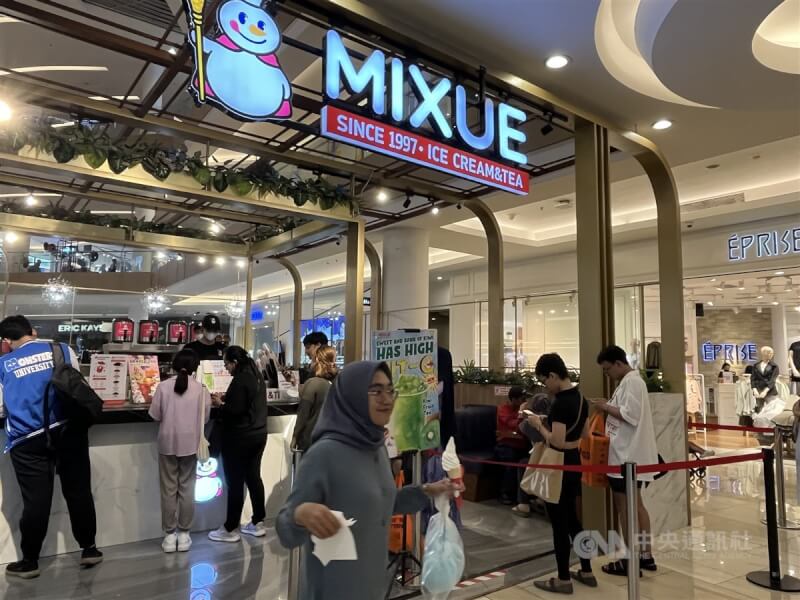 中國「蜜雪冰城」（Mixue）自2020年進軍印尼後，3年內已有超過300家分店。圖為雅加達一間「蜜雪冰城」店面。中央社記者李宗憲雅加達攝 112年8月6日