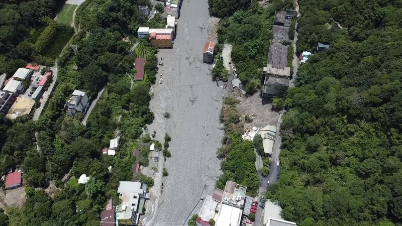 受颱風卡努外圍環流影響,南投縣仁愛鄉近日雨量破千毫米,造成多處淹水和土石流,搜救人員前往災區救援,沿途空拍災區畫面。(消防署提供)中央社記者黃麗芸傳真 112年8月6日