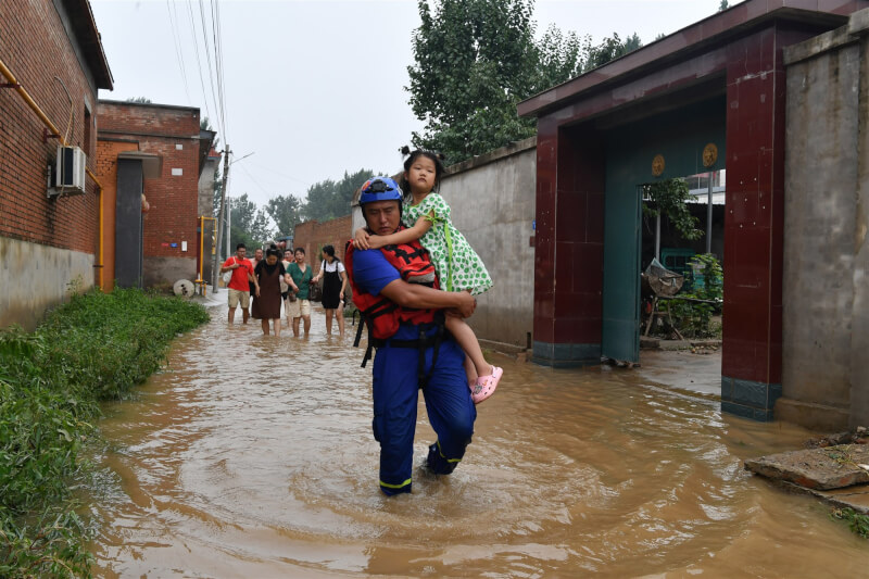 中國洪災災情擴大，圖為河北涿州市救援人員4日撤離村民。（中新社）