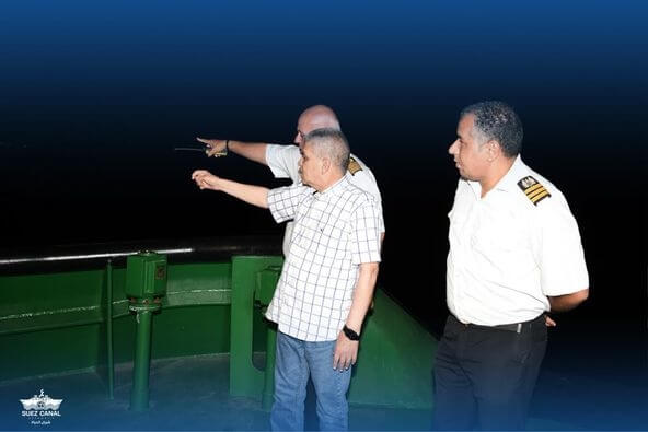 蘇伊士運河1艘拖船遭油輪撞擊後沉沒，1名船員仍下落不明。（圖取自facebook.com/SuezCanalAuthorityEG）