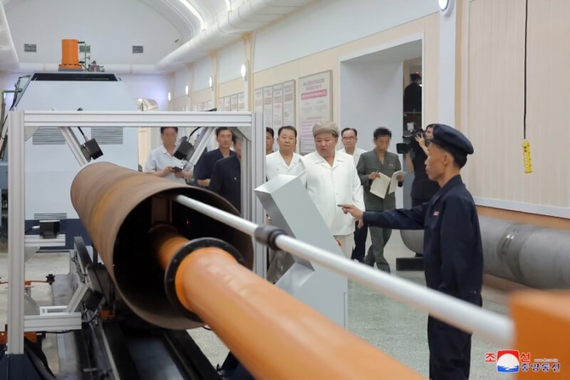 北韓領導人金正恩（戴米色帽子者）3日到5日期間實地視察了國內各大兵工廠，包括戰略巡弋飛彈和無人機發動機的生產線。（圖取自北韓中央通信社網頁kcna.kp）