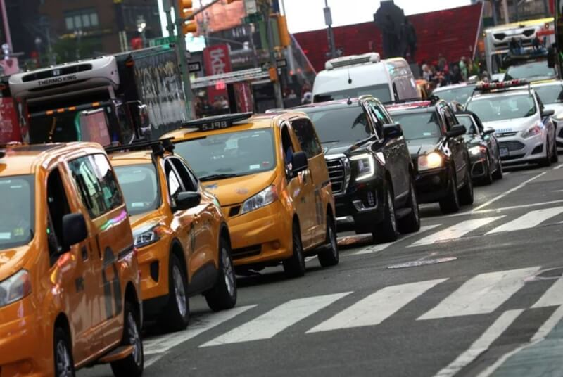 圖為6月美國紐約曼哈頓車輛排成一排。（路透社）