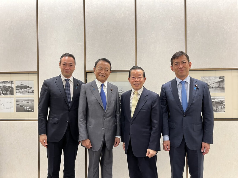 日本前首相暨現任執政黨自民黨副總裁（副黨魁）麻生太郎（左2）、眾議員鈴木馨祐（左1）及中西健治（右1）等人7日起至9日訪台，7日上午駐日代表謝長廷（右2）到東京羽田機場送機。（駐日代表處提供）中央社記者楊明珠東京傳真  112年8月7日