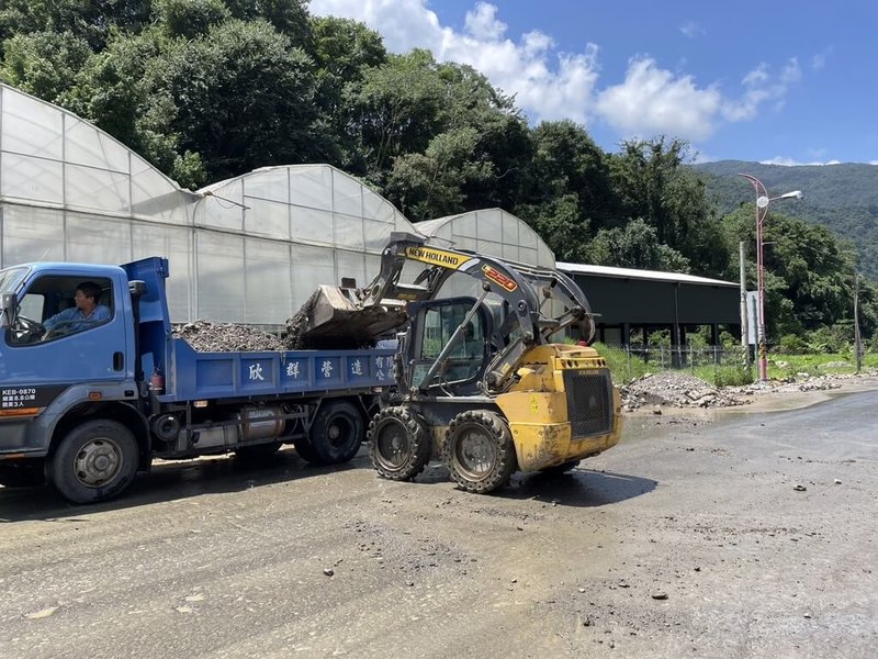 颱風卡努重創南投縣仁愛鄉，台中市政府表示，應南投縣政府提出重機具支援救災需求，出動17組工程團隊協助搶通道路，7日分2波挺進仁愛鄉16部落。（台中市政府提供）中央社記者郝雪卿傳真  112年8月7日