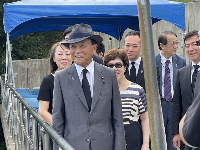 日本前首相暨現任執政黨自民黨副總裁麻生太郎（前）7日赴五指山，弔唁前總統李登輝。（李登輝基金會提供）中央社記者葉素萍傳真 112年8月7日