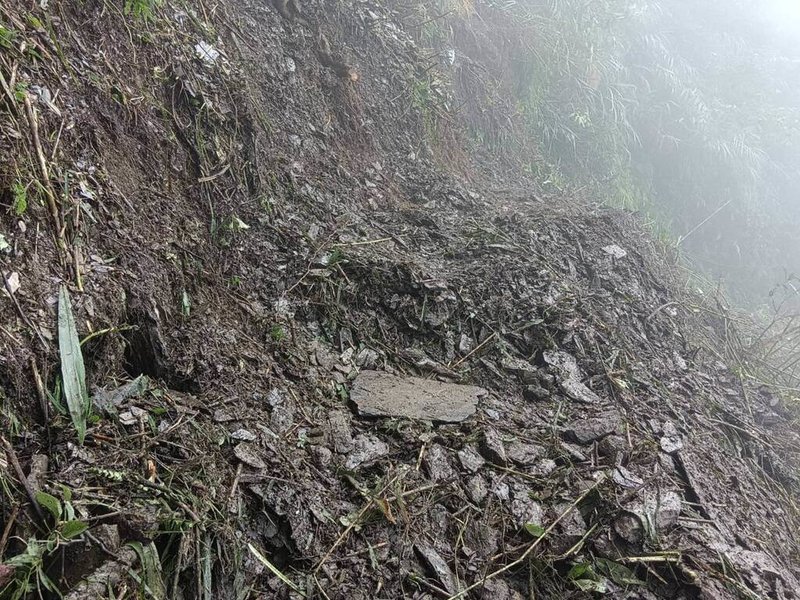 受颱風卡努及其外圍環流影響，農業部林業及自然保育署屏東分署7日表示，北大武山步道沿線仍有零星土石崩塌阻道，檜谷山屋水源管線也遭沖毀待修復，經評估將持續封閉至22日。（林業署屏東分署提供）中央社傳真  112年8月7日