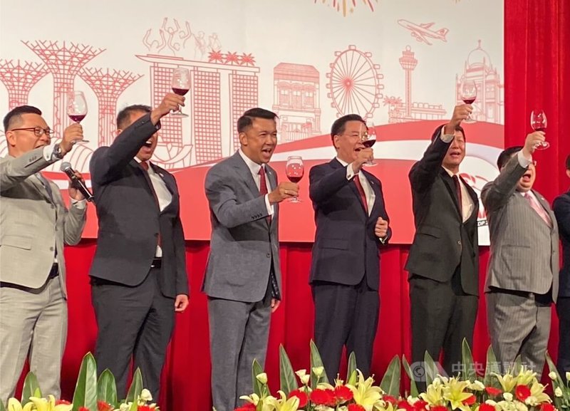新加坡駐台代表葉偉傑（左3）邀請外交部長吳釗燮（左4）與全場嘉賓依照新加坡飲酒文化，舉杯高喊「飲勝」（喝盡、喝乾之意）。中央社記者吳昇鴻攝  112年8月7日