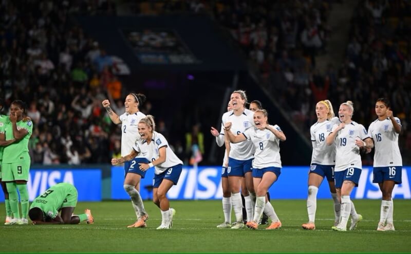 世界盃女足英格蘭隊（白衣）7日在16強賽對決奈及利亞，最後PK大戰以4比2奪勝晉級8強。（路透社）