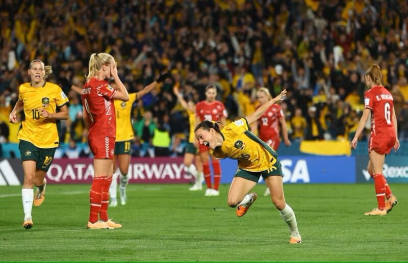 世界盃女子足球賽澳洲隊（黃衣）7日以2比0擊敗丹麥，闖進8強賽。（路透社）