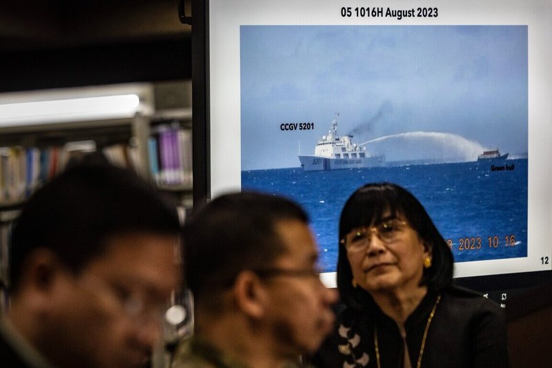 馬尼拉當局指控中國海警船5日在南海向菲律賓海巡船發射高壓水柱。「西菲律賓海國家工作小組」7日召開記者會，由國家安全會議、海巡隊、武裝部隊和外交部官員向各國媒體說明事發經過。（菲律賓外國記者協會提供）中央社記者陳妍君馬尼拉傳真  112年8月7日