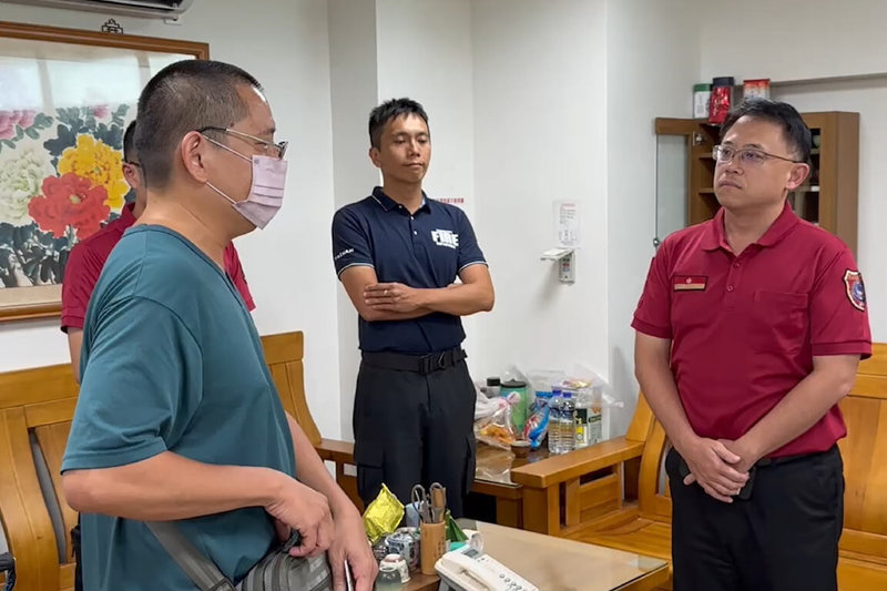 台南3歲余姓女童今年5月在行人穿越道遭自小客車撞上後傷重不治，女童父親（前左）7日前往台南市消防局第六大隊向當天參與救護的消防人員致意。（讀者提供）中央社記者楊思瑞台南傳真  112年8月7日