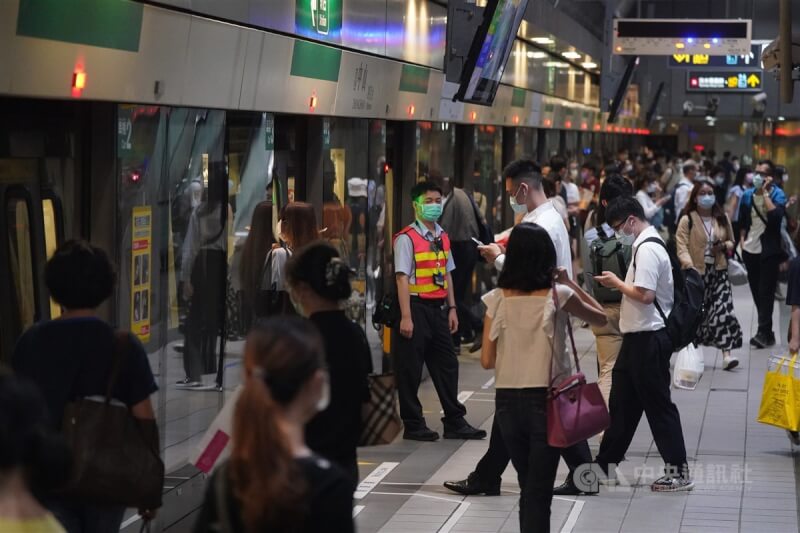 台北捷運7日上午7時54分松山新店線中正紀念堂站往松山方向列車，行進間發生緊急停車，約600人換乘後續列車。圖為捷運中山站通勤人潮。（中央社檔案照片）