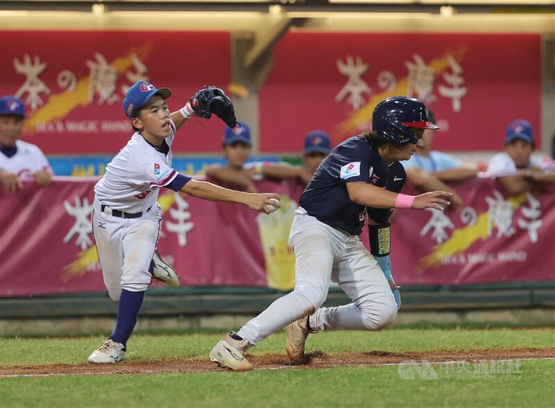 U12世界盃棒球賽6日晚間在台南進行冠軍戰，台灣隊內野手沈偉凡（左）5日比賽守備傷退，依然渴望上場爭冠，晚間敲出追平二壘打又開轟，包辦4打點，表現相當亮眼。中央社記者裴禛攝 112年8月6日