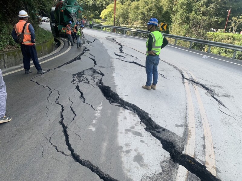 颱風卡努外圍環流影響加上西南風，南投縣仁愛鄉暴雨釀災，台14線75.9公里處忠勇橋路段7日上午出現路基掏空下陷，公路總局緊急通報禁止車輛通行。（公路總局提供）中央社記者蕭博陽南投縣傳真 112年8月7日