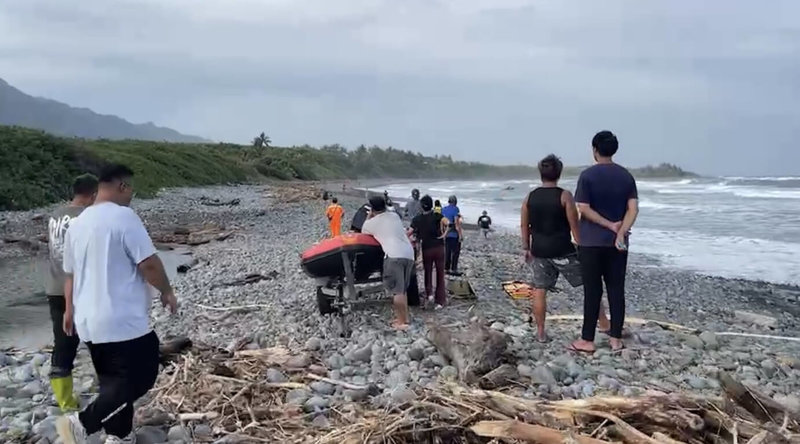 台北市40歲張姓男子日前到台東都蘭海邊觀浪，突遭風浪捲走失蹤，海巡人員7日接獲漁民通知，前往東河外海打撈起1具浮屍，經家屬確認為失蹤張男。（民眾提供）中央社記者李先鳳傳真  112年8月7日