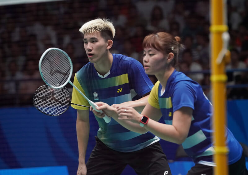 台灣羽球好手李佳馨（右）和葉宏蔚（左）7日拿下成都世大運羽球混合雙打的金牌。（大專體總提供）