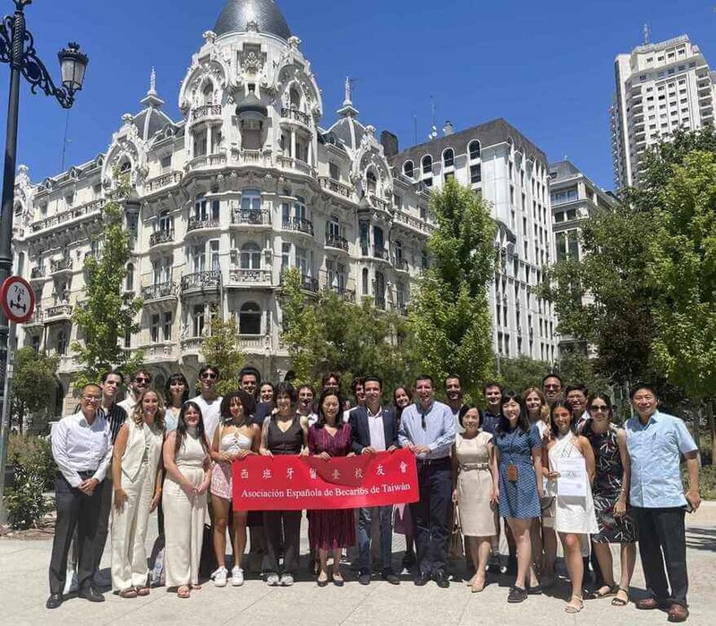 駐西班牙代表張俊菲3日在馬德里舉辦的「留學台灣校友會聯誼活動」會後，與西班牙留台校友會成員在市中心合影。（駐西班牙代表處提供）中央社記者胡家綺馬德里傳真  112年8月7日