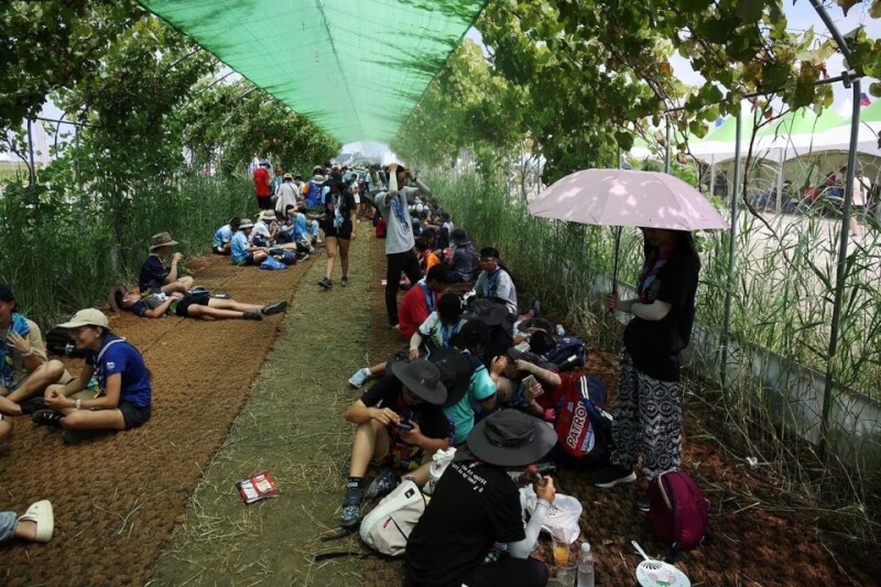 圖為4日世界童子軍大露營參加者在陰涼處歇息。（路透社）