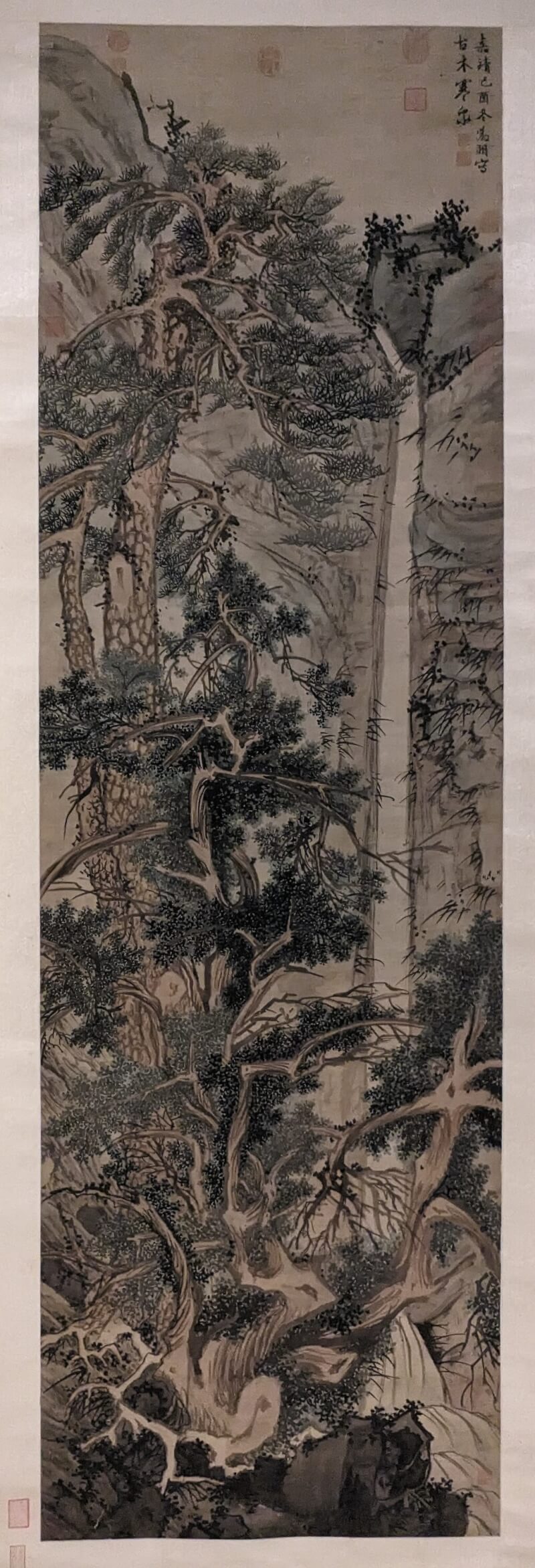 國立故宮博物院南部院區人氣國寶展8日新推「古木奇姿」主題,明朝文徵明「古木寒泉」中一道飛泉自絕高處直洩而下,近景樹幹糾結扭曲或參雲直上。(故宮南院提供)中央社記者蔡智明傳真 112年8月8日