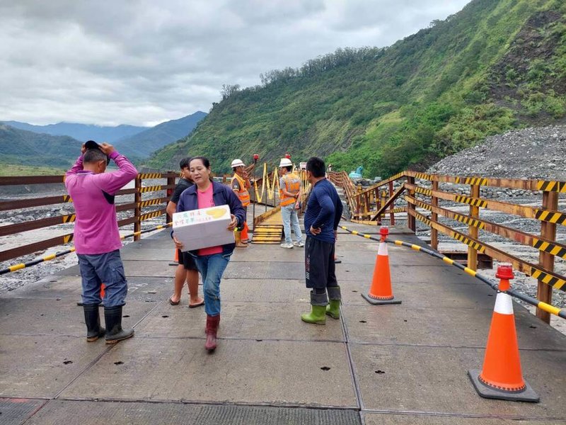 高雄明霸克露橋鋼便橋遭土石流沖毀，公路總局於鋼便橋上搭設鋼梁步道供居民臨時通行，8日上午7時開放。（高雄市原民會提供）中央社記者蔡孟妤傳真  112年8月8日