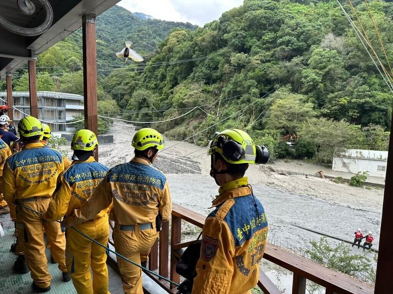 南投縣百餘人受困 廬山溫泉區進行繩索橫渡撤離 生活 中央社 Cna 9051