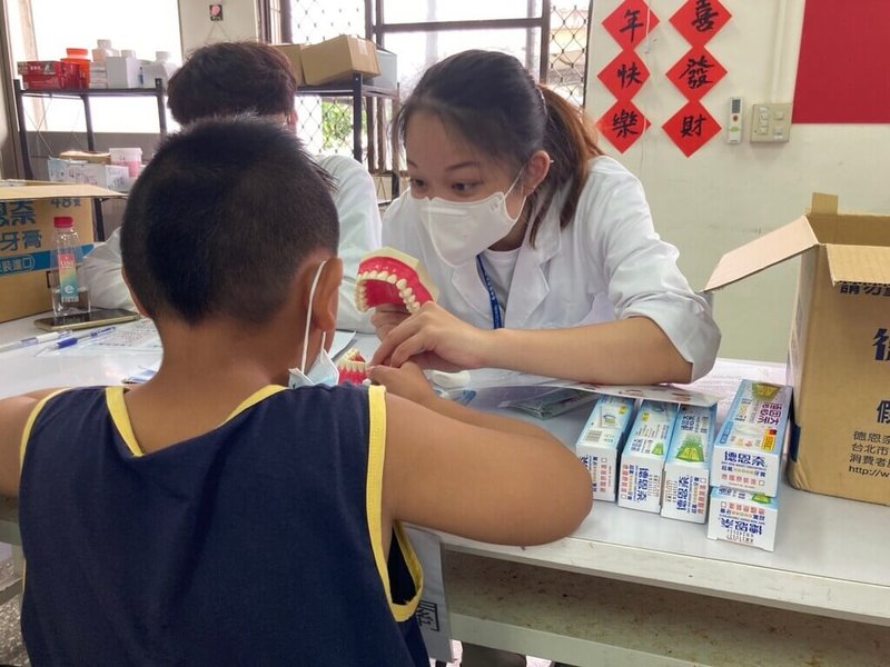 台北醫學大學師生及校友組義診團，2日起至12日預計走訪台東縣金峰鄉、達仁鄉、太麻里鄉等地，提供民眾家訪、長者日間關懷、義診及口腔保健衛教資訊等服務。（南迴基金會提供）中央社記者沈佩瑤傳真  112年8月8日