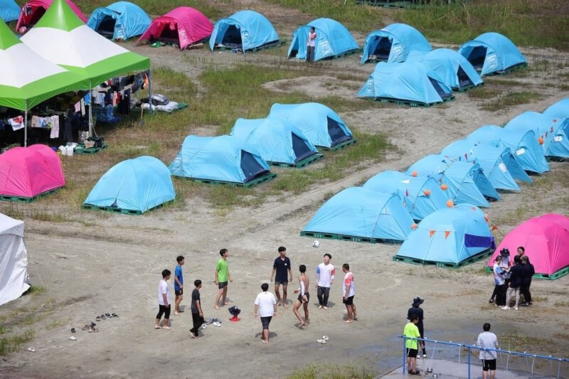 圖為童軍大會參與者4日在營區打球。（路透社）