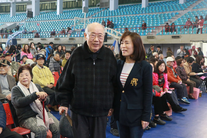 前成功大學校長馬哲儒(前左)8日上午逝世,成大指出,馬哲儒2002年退休後仍樂於參與校內活動。圖為馬哲儒出席2018年新春團拜,與時任校長蘇慧貞(前右)開心合影。(成功大學提供)中央社記者楊思瑞台南傳真 112年8月8日
