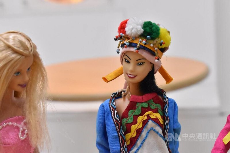2004年創立的「泰山娃娃產業文化館」除了展示美寧工廠產出的芭比娃娃及相關文物，後來更透過課程培訓學員製作軍裝、原住民、閩南、清代後宮服飾等，還創了具鳳眼、穿傳統服飾的「泰山娃娃」（右）。中央社記者高華謙攝 112年8月8日