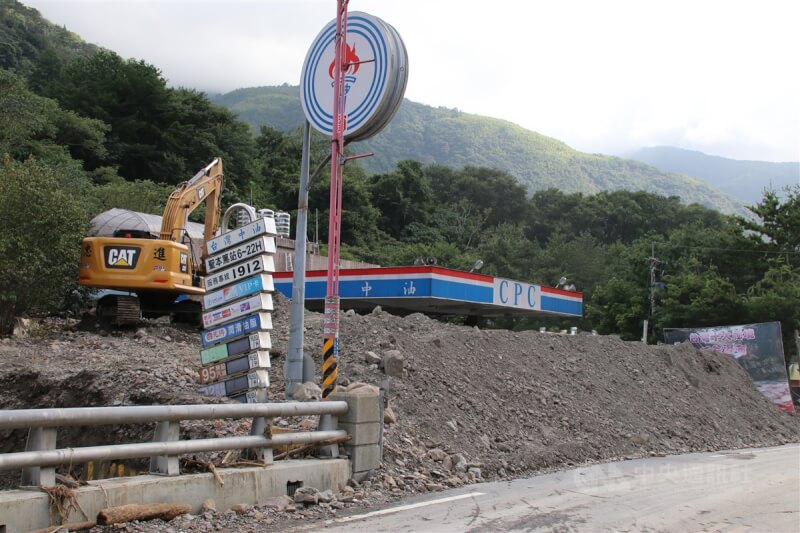 南投縣仁愛鄉暴雨釀災，多處坍方、道路中斷，其中位於台14線71公里處、仁愛鄉南豐村的加油站遭土石流掩埋。中央社記者蕭博陽南投縣攝 112年8月7日