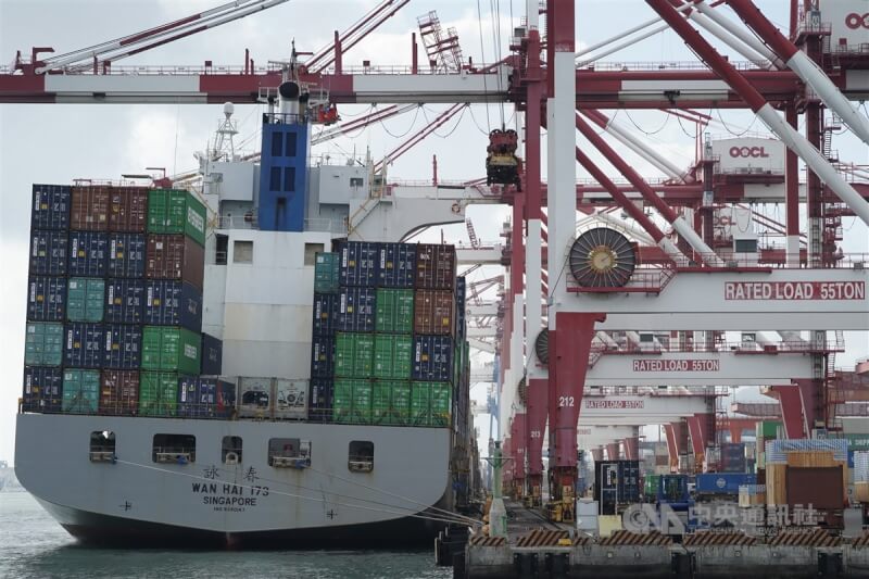 圖為一艘貨櫃輪停靠在高雄港區等待貨櫃裝卸。（中央社檔案照片）