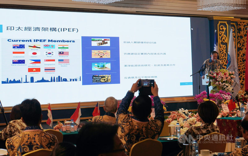 「亞洲華人團體會議」8日在印尼雅加達舉行，駐印尼代表處經濟組路豐璟（右上，站立者）向來自亞洲各國的台商介紹印尼的政經情況。中央社記者李宗憲雅加達攝  112年8月8日