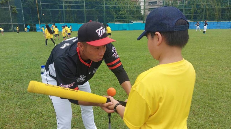 暌違3年的台電「棒球Fun電營」8日在高雄三民高中正式展開，新北、高雄場次共吸引逾400名小學生參加，即將代表台灣出賽第19屆杭州亞運的棒球國手廖俊凱（前左）親自指導學童揮棒的姿勢及技巧。（台電提供）中央社記者林巧璉傳真  112年8月8日