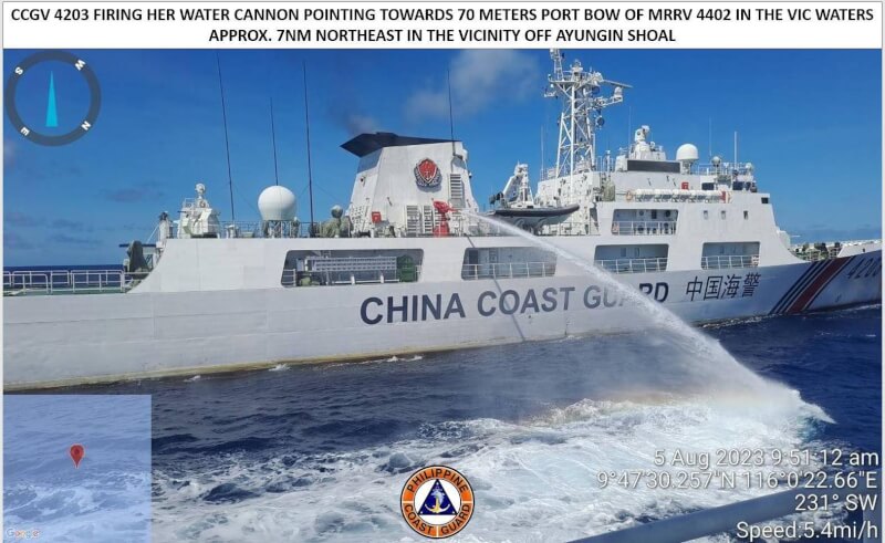圖為中國海警8月時在南海以水砲襲擊菲律賓補給船，引起菲律賓抗議。（圖取自facebook.com/coastguardph）