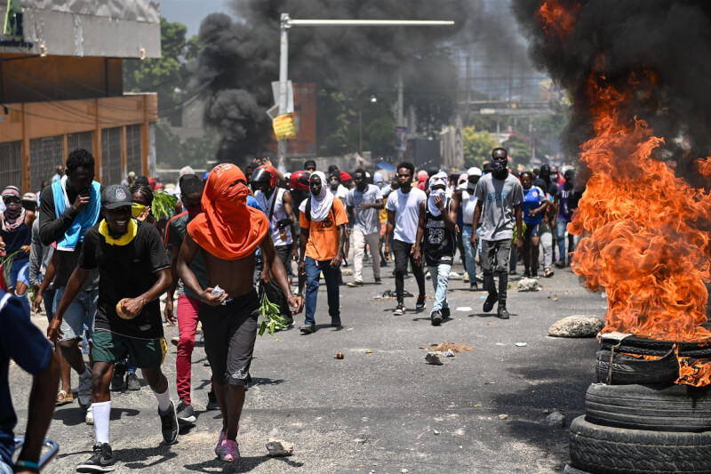 海地首都太子港緊張局勢升溫，7日數千抗議人士湧上街頭怒嗆幫派暴力。（法新社）