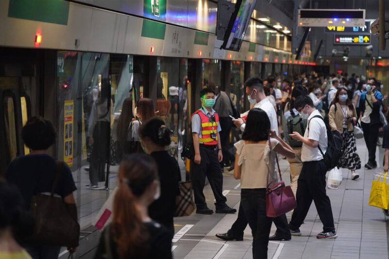 圖為台北捷運中山站下班時刻人潮。（中央社檔案照片）